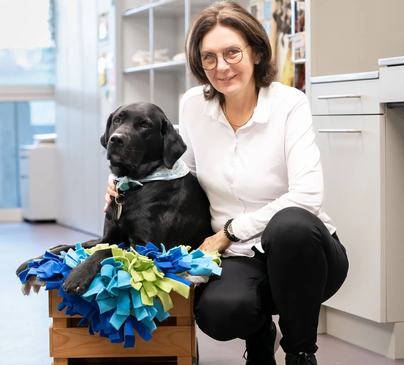 Esther Muff mit ihrem Therapiehund