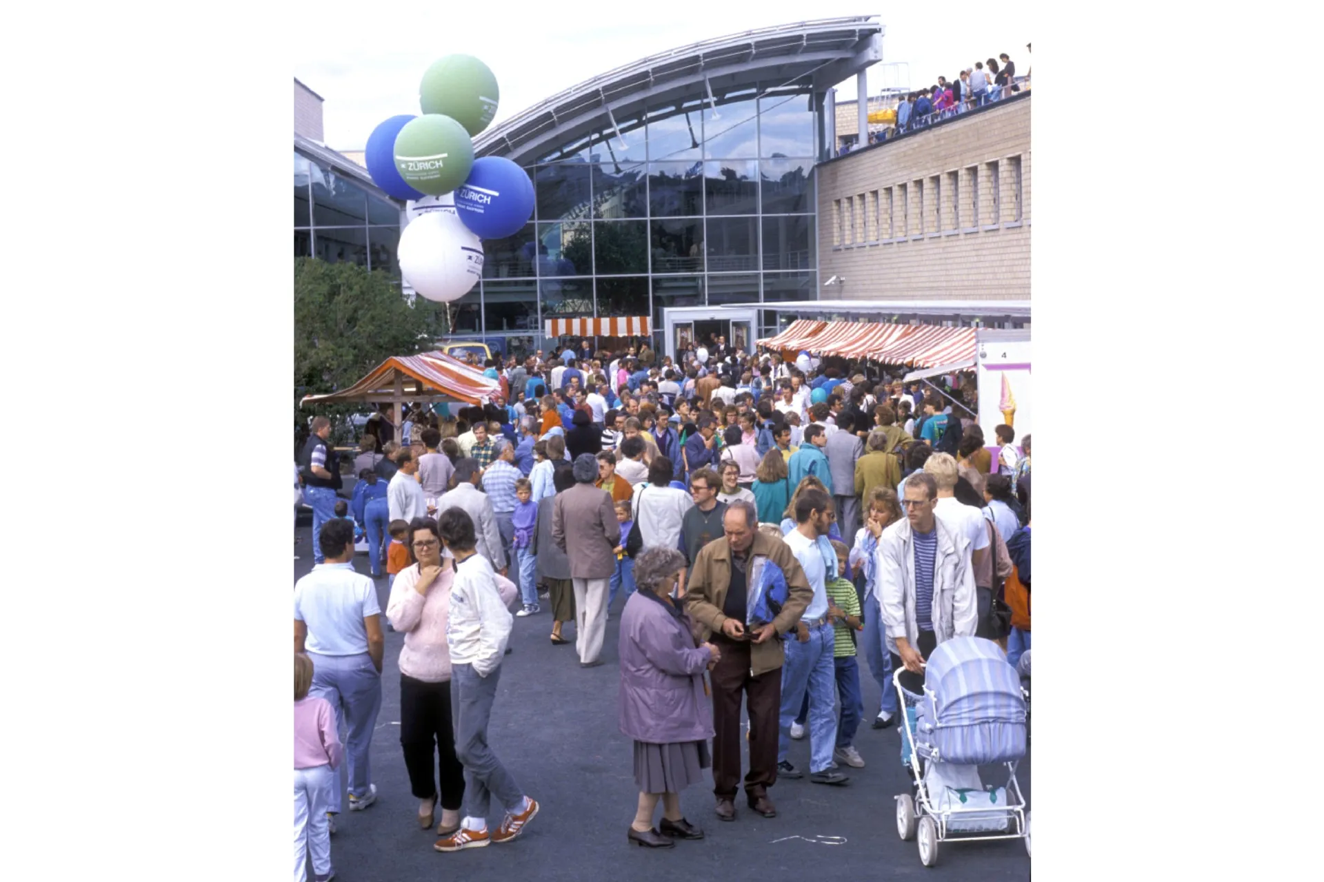 Viele Menschen vor dem Eingang des SPZ bei seiner Eröffnung.