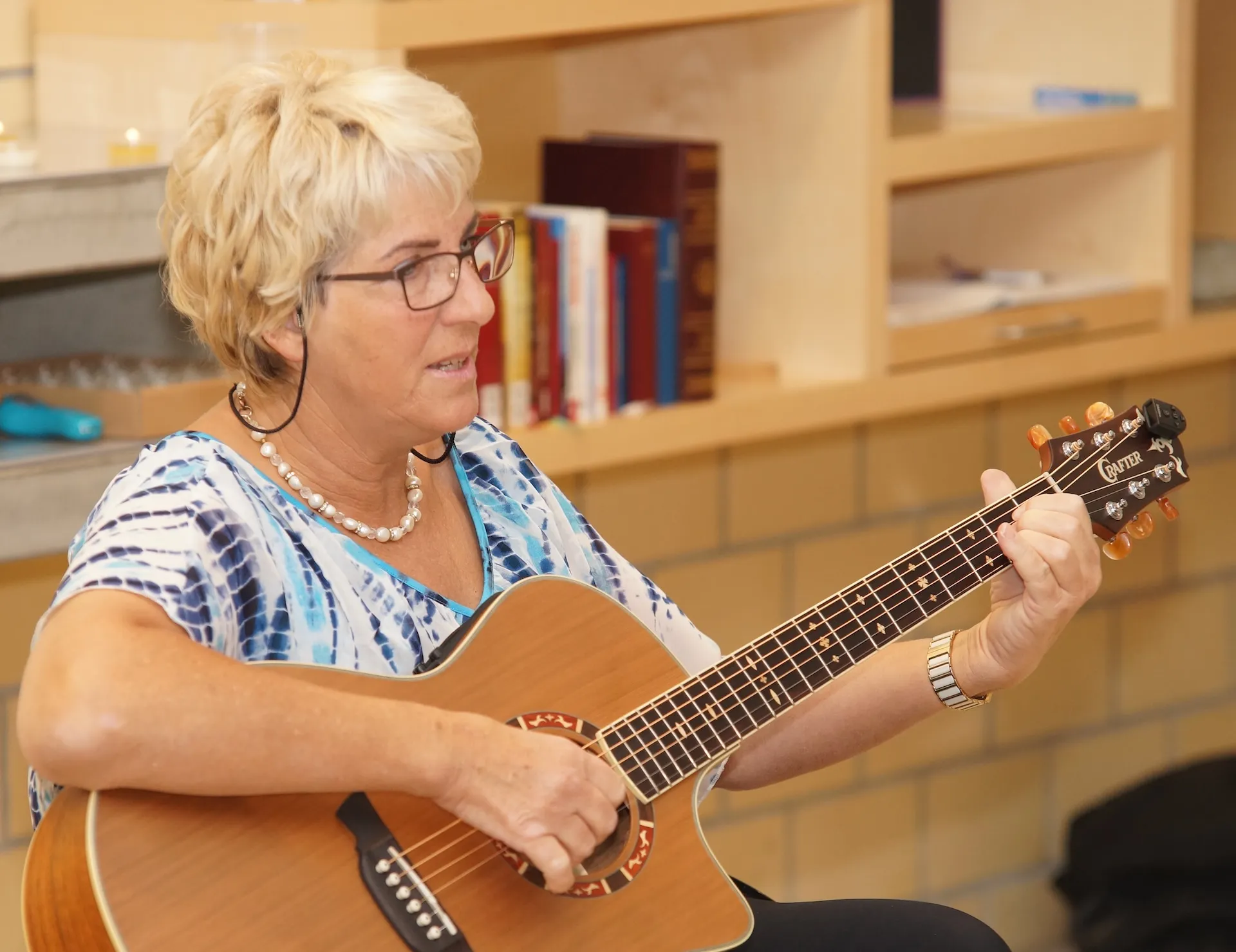 Rosa Zaugg mit Gitarre im Arm beim Singen im SPZ.