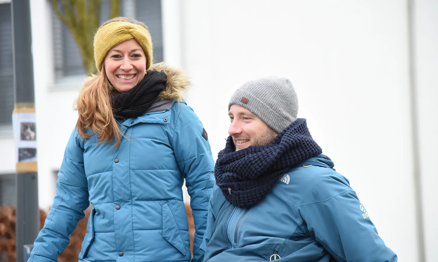 Damien und Rahel draussen in ihrem Wohngebiet