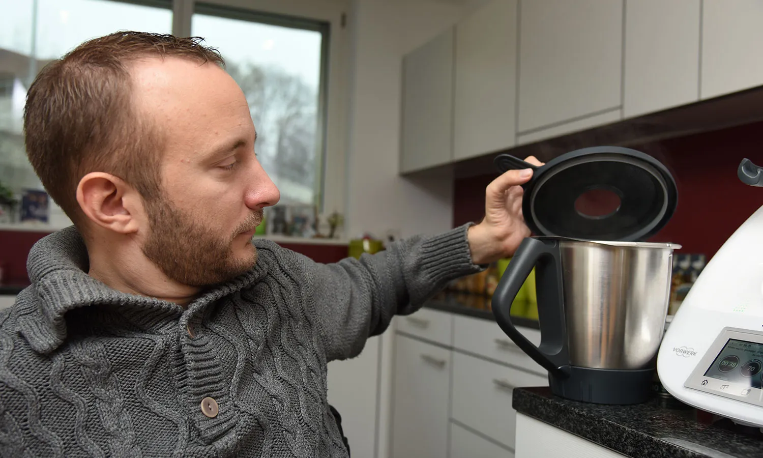 Damien Mottet setzt einen Tee auf mit einem speziellen Kocher