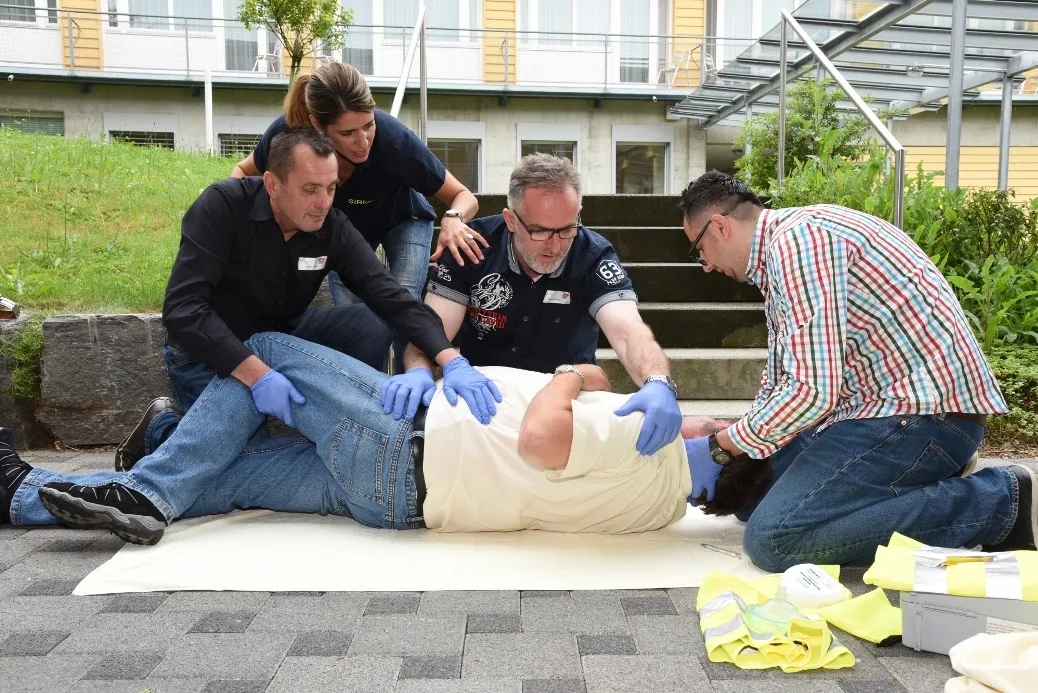 Bei einer Rettungsübung der Sirmed wird die Seitenlagerung von Wirbelsäulenverletzten geübt