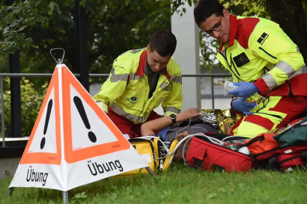 In Kursen der Sirmed lernen Kursteilnehmende, Rückenverletzungen richtig zu retten.