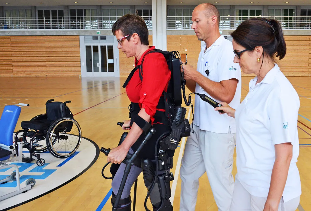 Das SPZ nutzt ein Exoskelett zu Therapiezwecken