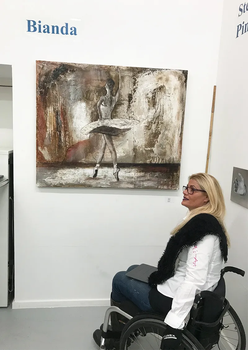 Nadia Bianda an einer ihrer Ausstellung