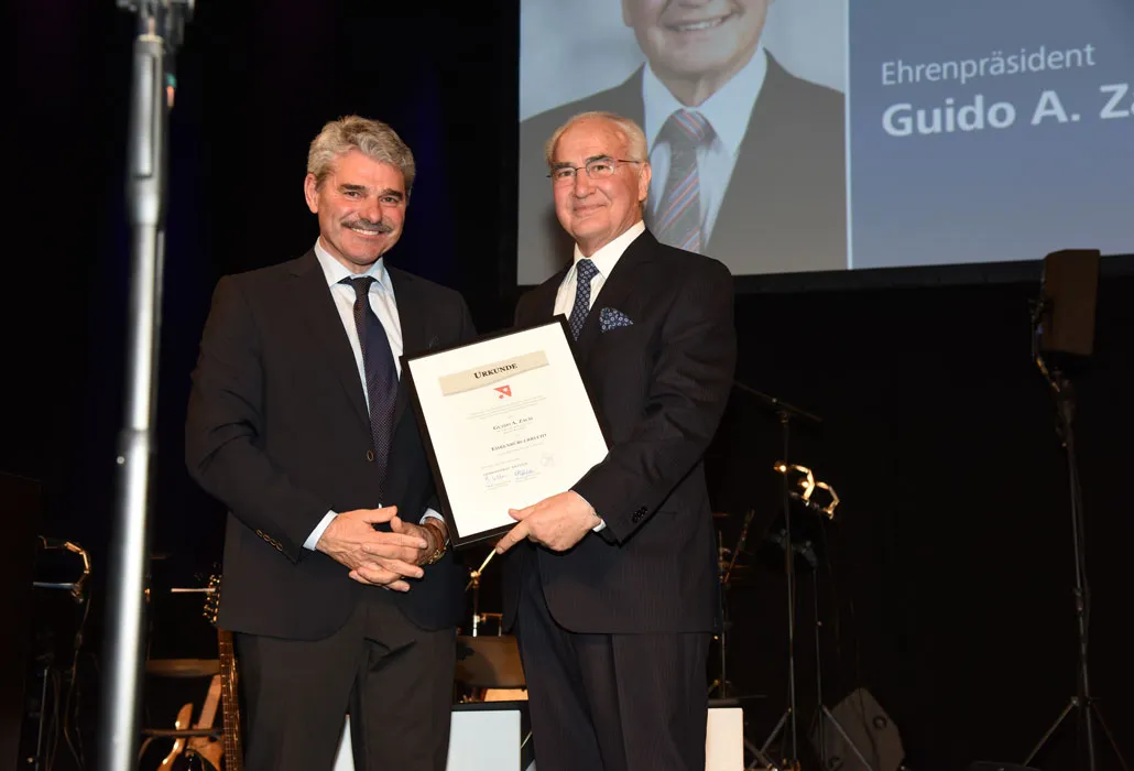 Walter Steffen verleiht Guido A. Zäch die Ehrenbürgerschaft von Nottwil.