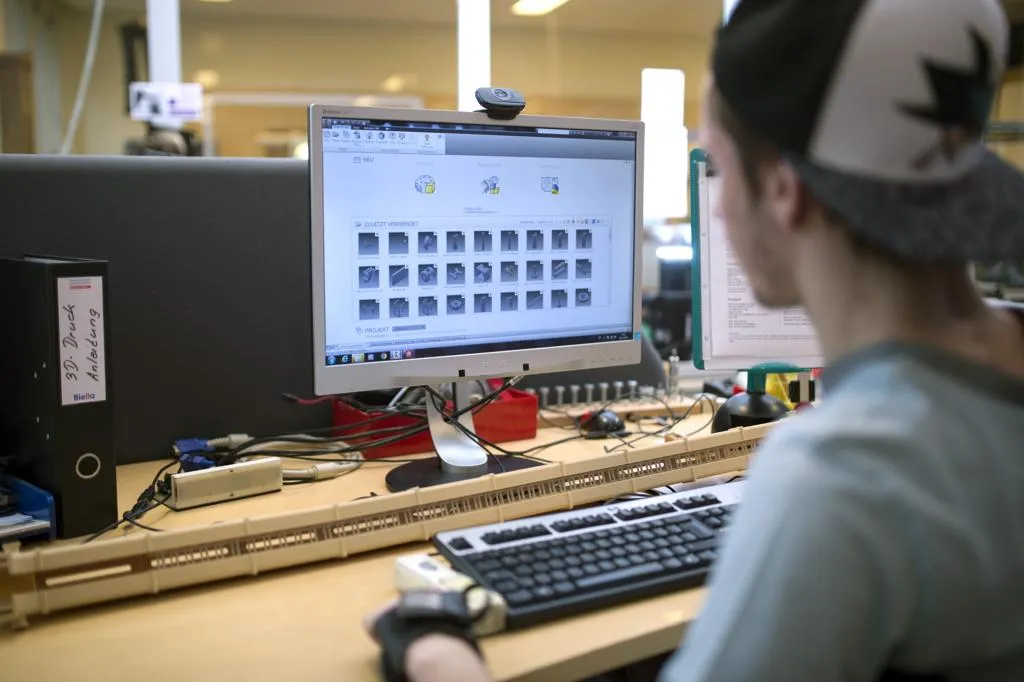 Der Querschnittgelähmte arbeitet oft am Computer - mit der eigens für Tetraplegiker konstruierten PC-Maus.   Dario arbeitet oft am Computer - mit der eigens für Tetraplegiker konstruierten PC-Maus. 