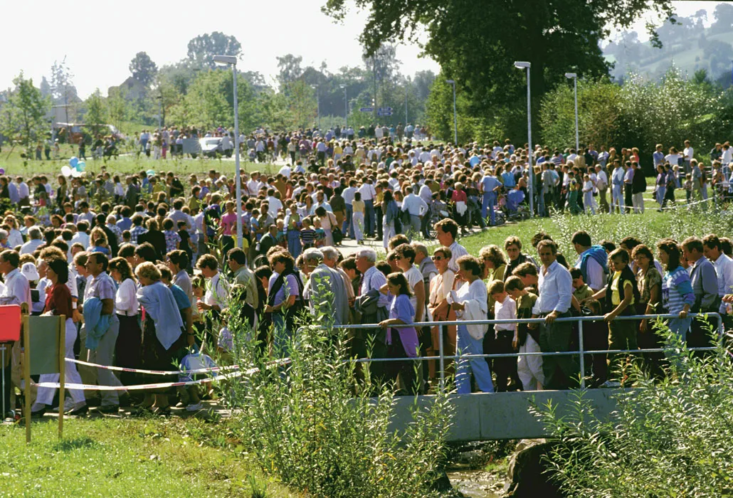 Menschenmenge zur Eröffnung des SPZ 1990