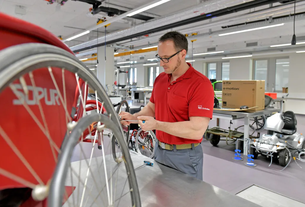 Effettuando lavori alla carrozzina da corsa