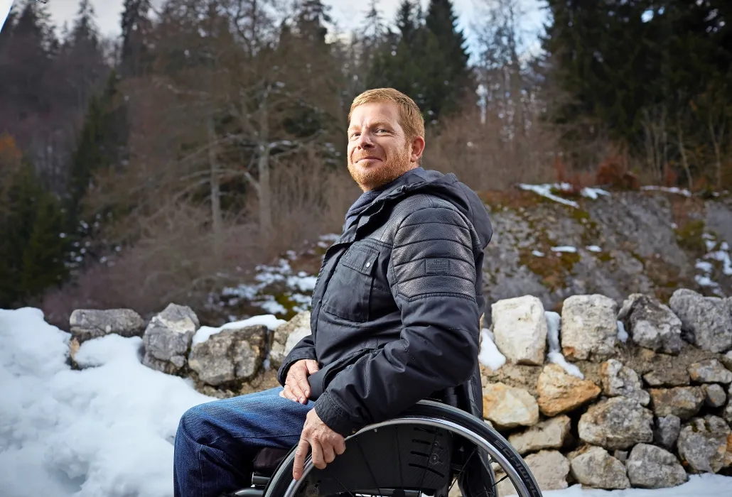 Der Rollstuhlfahrer Serge Meylan ist der Meinung, dass eine Querschnittlähmung eine Wiedergeburt sei.