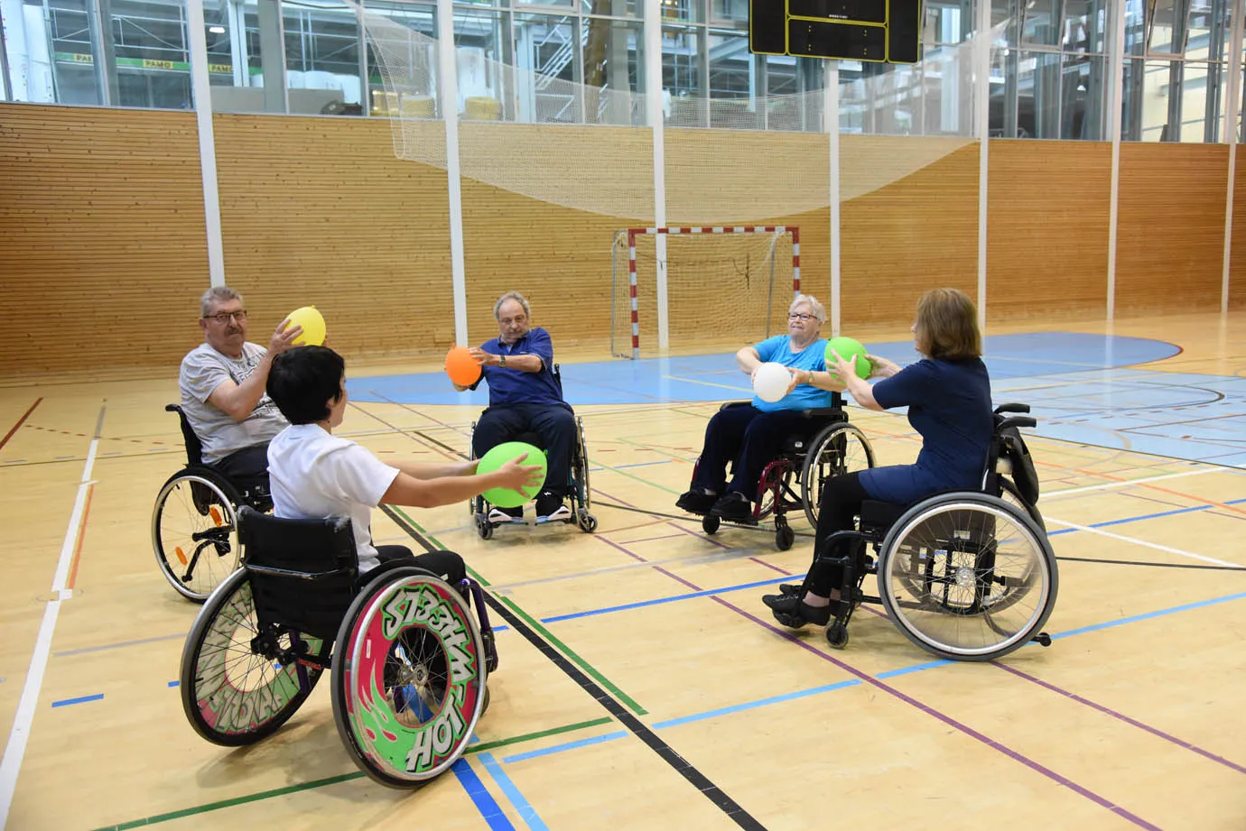 Sporttherapie Spiele im Rollstuhl